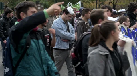 Students march for protest with music Vídeo Stock 44104087