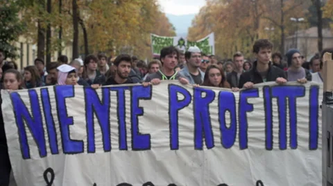 Students march for protest in Turin Видео 44105672
