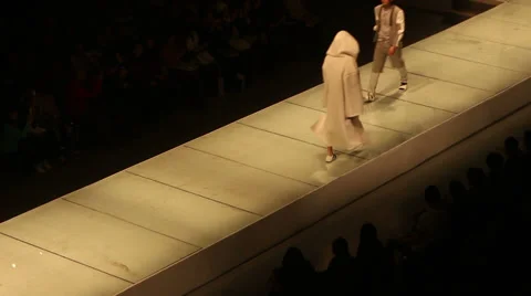 Students in model major walk runway in the college fashion show Stock-Footage 36586139