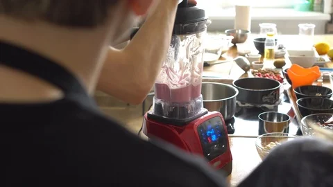 Students observe the process of mixing fruit in blender at culinary master class 動画素材 114824727