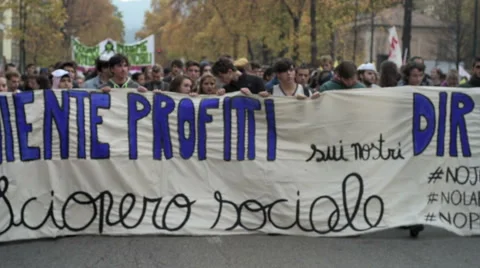 Students peacefully march for protest in Turin Italy Видео 44104785