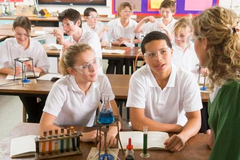 Students performing science experiments in classroom Foto stock