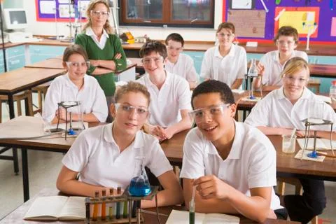 Students performing science experiments in classroom Foto stock