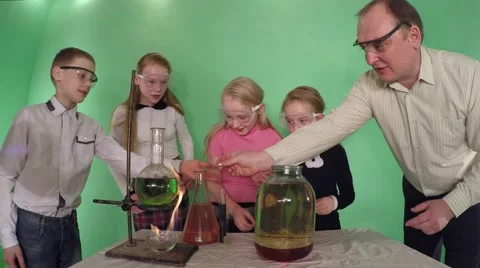 Students in primary school and the teacher does a science experiment. Video stock 59869693