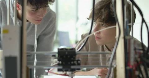 Students printing a prototype using a 3D printer Vídeos de archivo 168336498