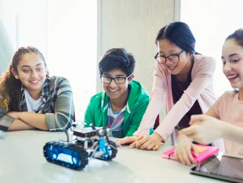 Students programming and testing robotics in classroom Foto stock