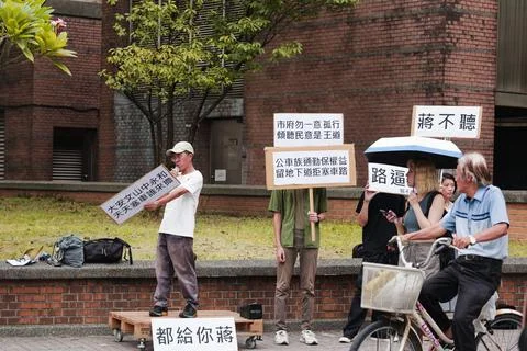 Students Protest Bus Underpass Policy at NTU Gate in Taipei 写真素材