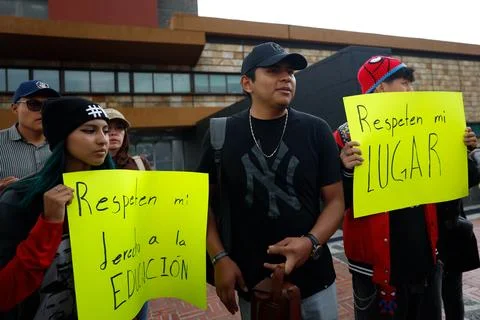 Students protest process for retaking UNAM admissions exam in Mexico City - 10 A Foto stock