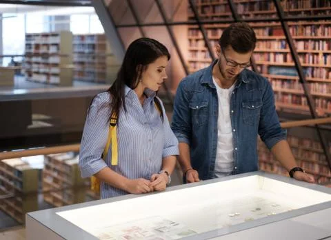 Students in a public library Foto stock