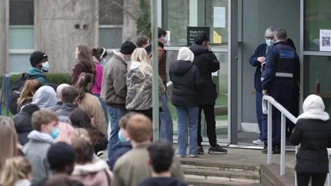 Students queue for antibiotics at the University of Kent in Canterbury amid men Vidéo 330895013