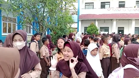 Students at SD Negeri 48 Palembang are in the field. Stock Footage 279934782