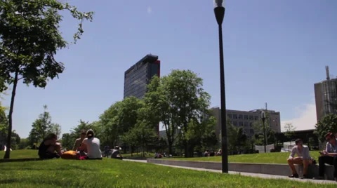 Students sitting outside and walking through university campus Stock Footage 39885068