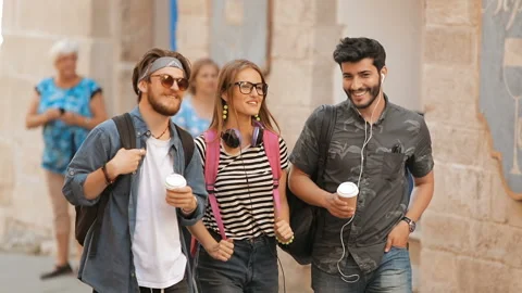 Students Smile as Walking Vidéo 91792390