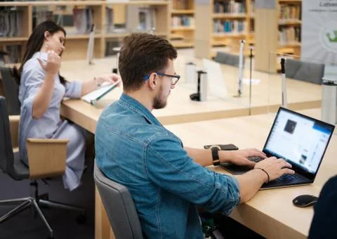 Students studying in a public library Foto stock