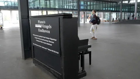 Students take a coffee break and playing piano in front of TU University. 動画素材 100276848
