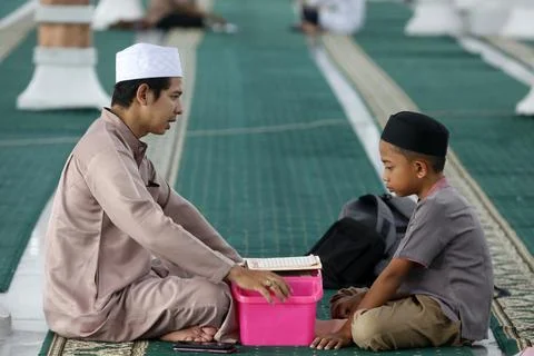 Students take part in Quran study program during Ramadan in Indonesia, Banda Ace 스톡 사진