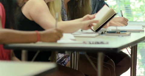 Students taking notes and doing their assignments in class. Ultra HD 4K Vídeos de archivo 44638857