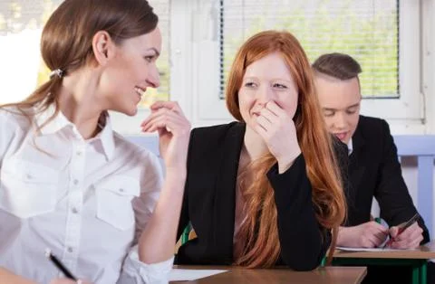 Students talking before exam 库存照片