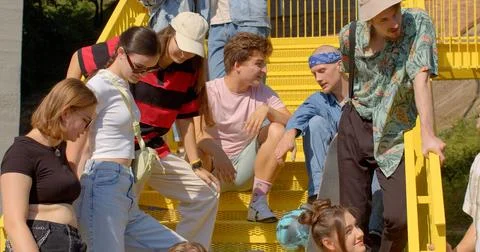 Students talking Social gathering interact outdoors work, building relationships Foto stock