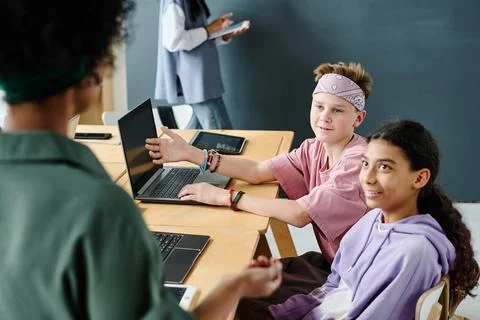 Students talking to teacher at lesson Foto stock