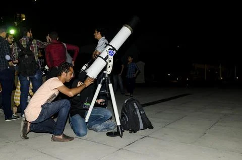 Students telescope to explore space at Bibliotheca Foto stock