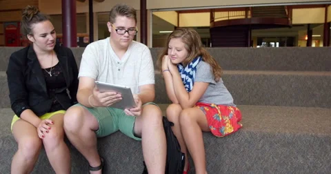 Students using an iPad tablet in a school. Ultra HD 4K Vídeos de archivo 45620682