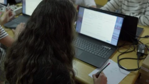 Students using laptops for interactive learning in a classroom setting duri.. Stockbeeldmateriaal 347163053