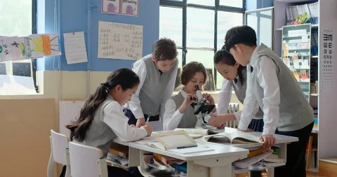Students using microscope in classroom,4K Vidéo 120899169
