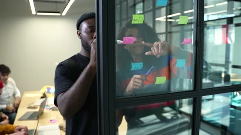 Students using sticky notes in studying proccess Video stock 152343718