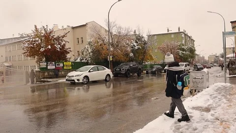 Students walk calmly to school in quiet snowy Erzurum winter morning Video stock 333822112