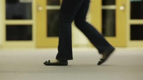 Students walking in hallway Vídeos de archivo 10787962