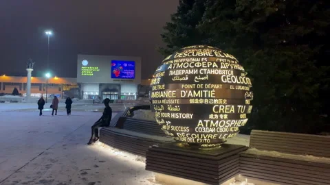 Students walking through the main quad slow motion  4k  Moscow, Russia Vidéo 263083872