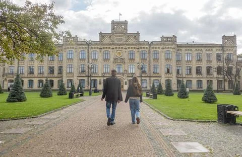 Students walking towards the main building of the Kyiv Polytechnic Institute 库存照片