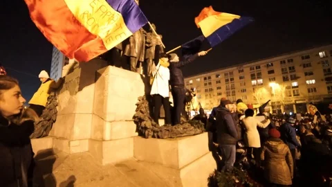 Students waving romanian flag on statue Stock Footage 90126580