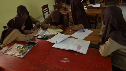 The students wore hijabs 스톡 동영상 243627057