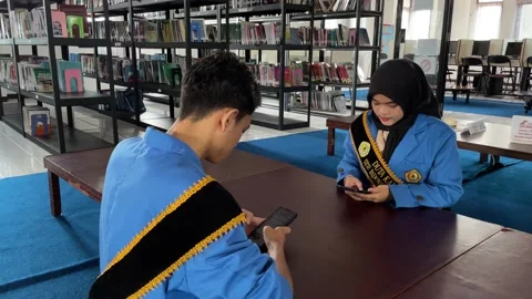 Students work on assignments in the campus library Vidéo 294678235