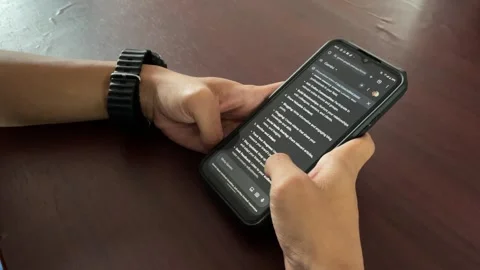 Students work on assignments in the campus library Vidéo 294678236