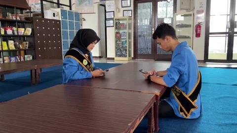 Students work on assignments in the campus library Vidéo 294678259