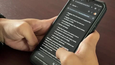 Students work on assignments in the campus library 库存影片 294678289