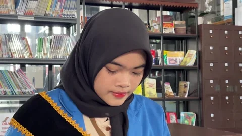 Students work on assignments in the campus library Vidéo 294678334