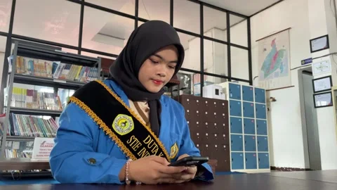 Students work on assignments in the campus library Vidéo 294678355