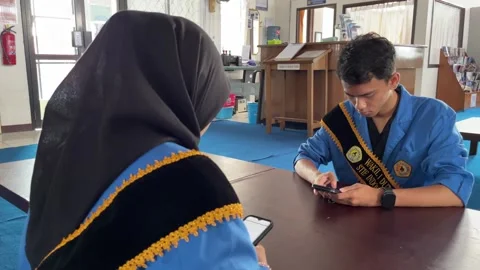 Students work on assignments in the campus library 库存影片 294678417