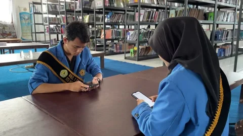 Students work on assignments in the campus library Vidéo 294678425