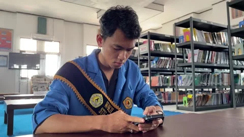 Students work on assignments in the campus library Stockbeeldmateriaal 294678426