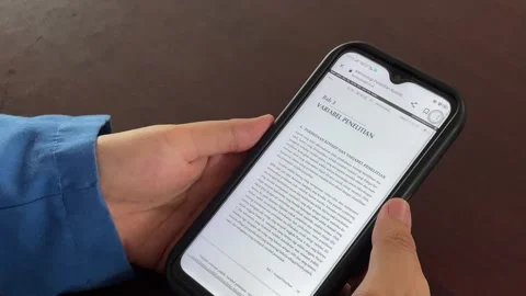Students work on assignments in the campus library Vidéo 294678450