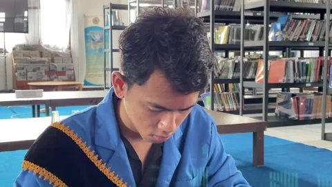 Students work on assignments in the campus library Vidéo 294678454