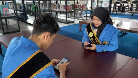 Students work on assignments in the campus library 库存影片 294678497