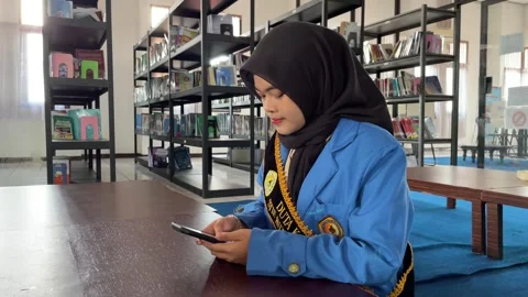 Students work on assignments in the campus library 库存影片 294678503