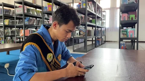 Students work on assignments in the campus library 库存影片 294678516