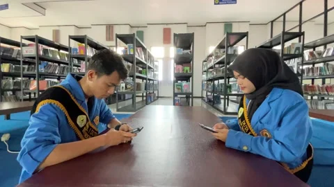 Students work on assignments in the campus library 库存影片 294678523